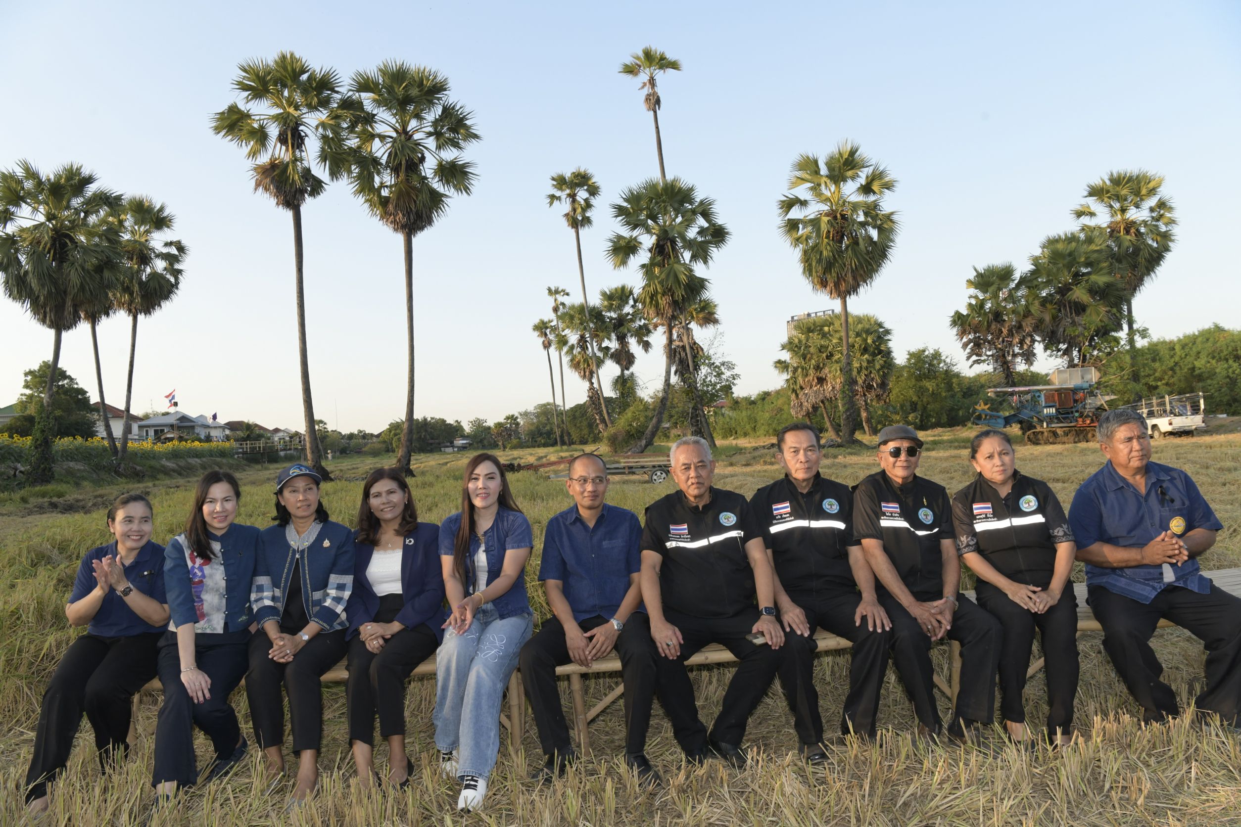 พช.นนท์จัดกิจกรรมเกี่ยวข้าวชมตะวัน ณ ทุ่งบางรักน้อย