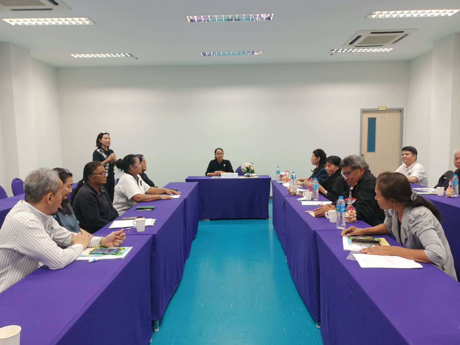 สำนักงานพัฒนาชุมชนจังหวัดนนทบุรี จัดประชุมโครงการตลาดนัดคนไทยยิ้มได้