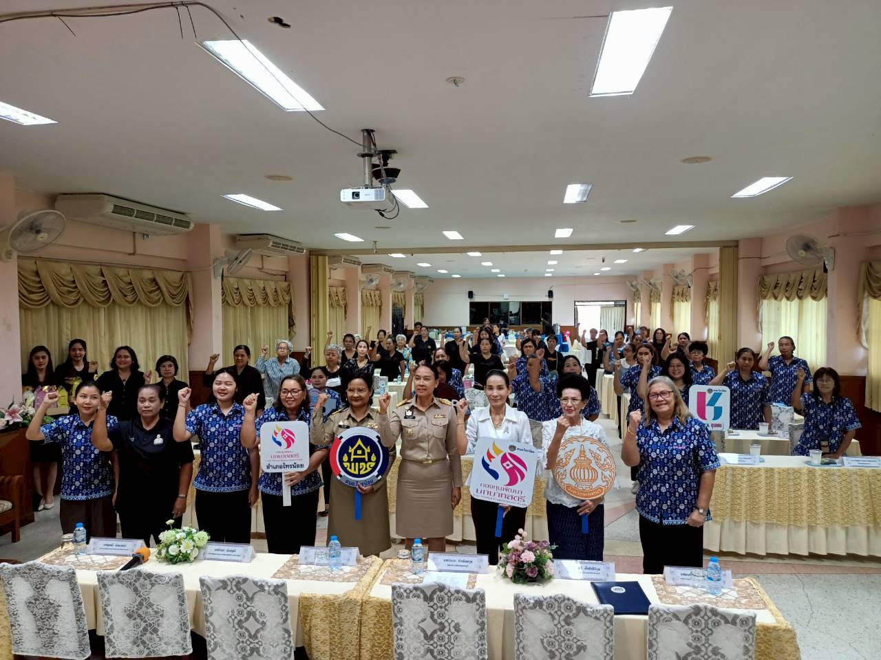พช.นนทบุรี ร่วมโครงการพลังสตรีนนท์ สร้างอาชีพ สร้างชุมชน แก้จนด้วยวิถีพอเพียง อำเภอไทรน้อย