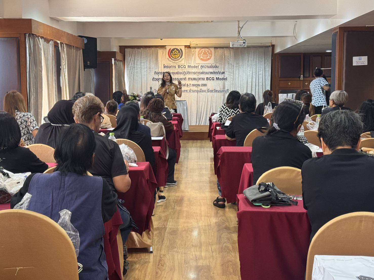พช.นนทบุรี จัดกิจกรรมประชุมเชิงปฏิบัติการการพัฒนาผลิตภัณฑ์ด้วยการย้อมสีธรรมชาติ ตามแนวทาง BCG Model ภายใต้โครงการ BCG Model สู่ความยั่งยืน รุ่นที่ 2