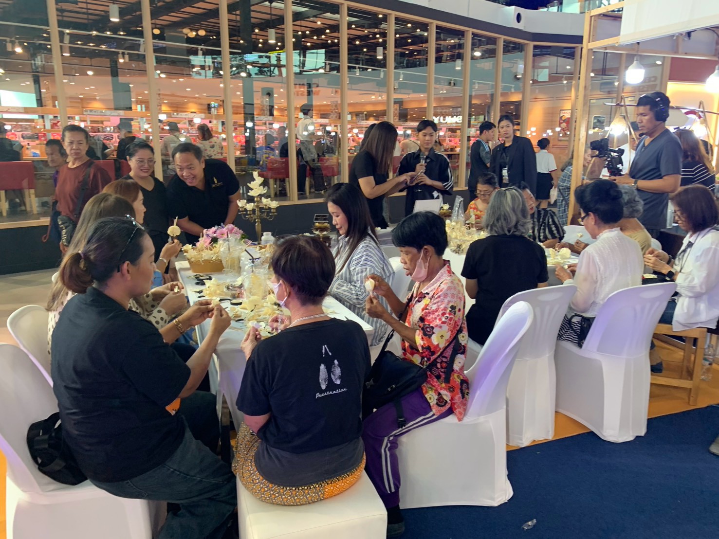 พช. นนทบุรี จัดกิจกรรมประดิษฐ์ดอกไม้จันทน์