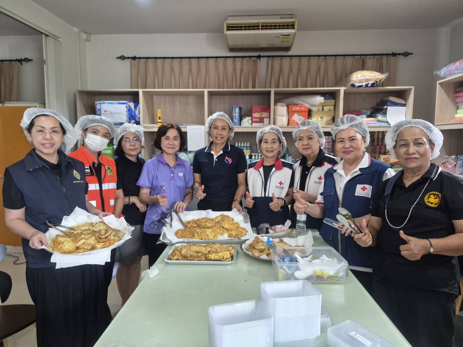 พช.นนทบุรี รวมน้ำใจสนับสนุนการประกอบอาหารช่วยเหลือผู้ประสบอุทกภัย