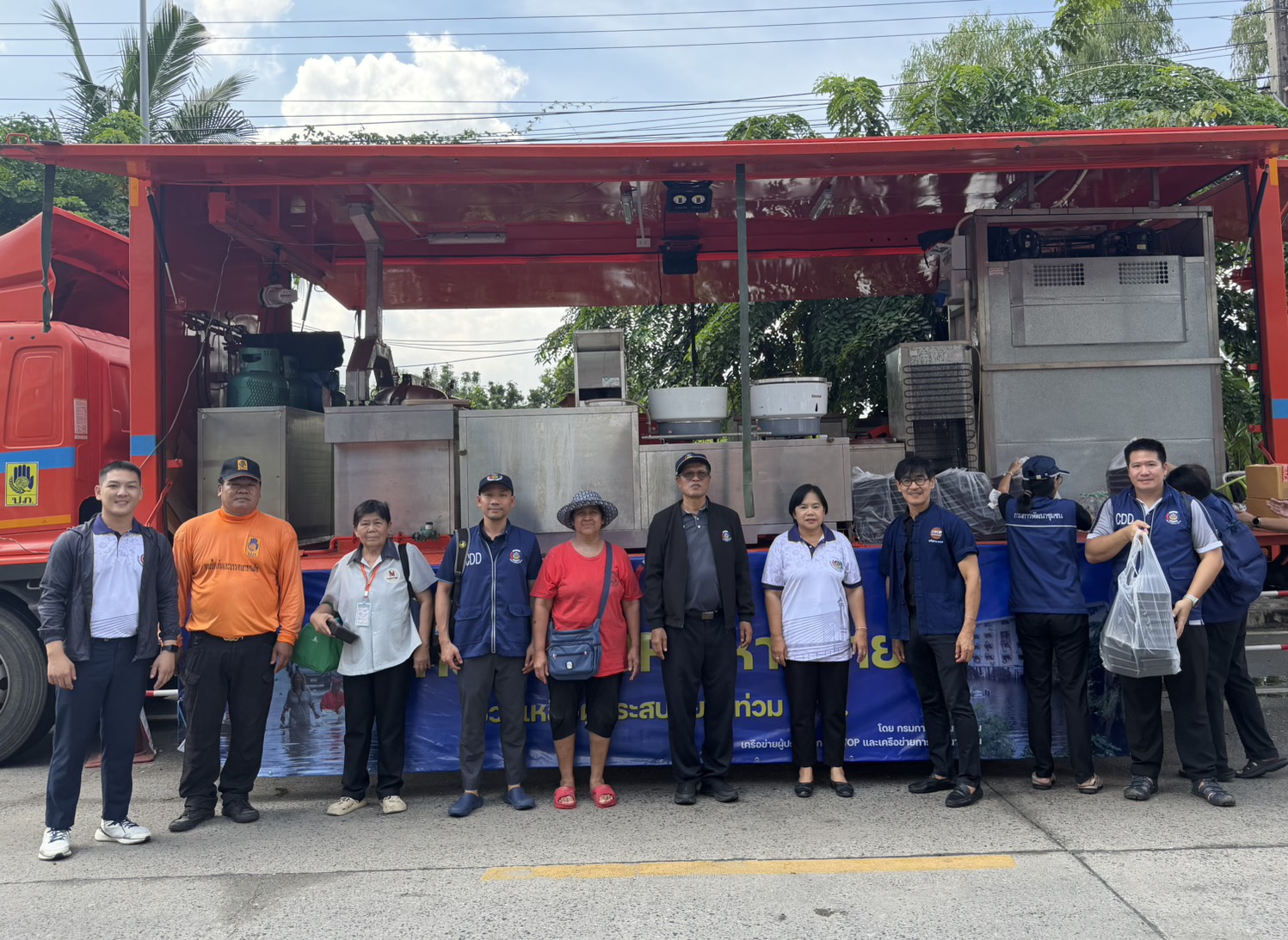 กรมการพัฒนาชุมชน และกรมป้องกันและบรรเทาสาธารณภัย ร่วมกับสำนักงานพัฒนาชุมชนจังหวัดนนทบุรี สนับสนุน “ครัว OTOP มหาดไทย” ส่งมอบอาหารปรุงสุก สะอาด ปลอดภัย ถึงมือผู้ประสบอุทกภัยชุมชนเคหะร่มเกล้า