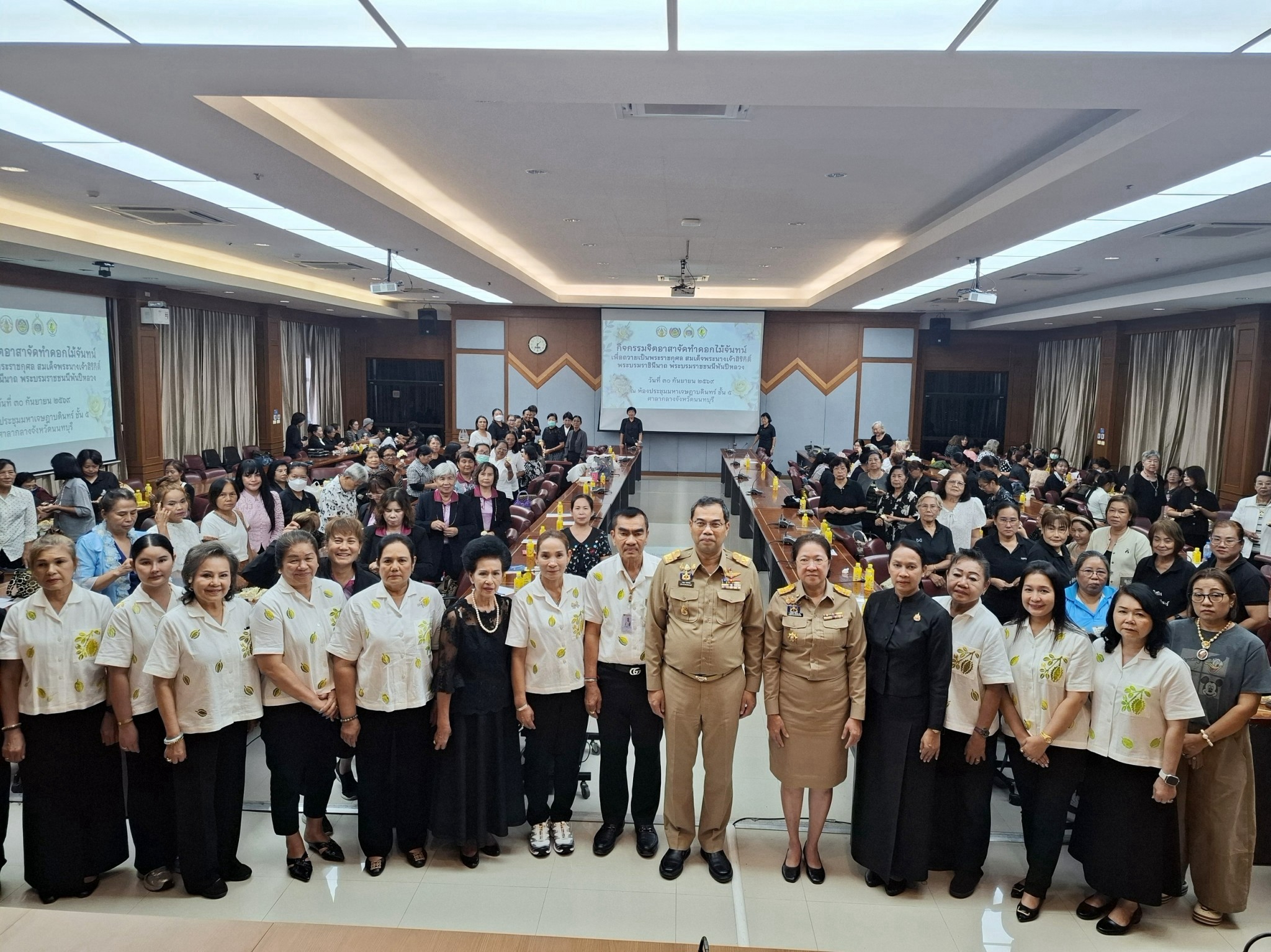 พช.นนทบุรีจัดกิจกรรมประดิษฐ์ดอกไม้จันทน์ เตรียมความพร้อมงานพระราชพิธีฯ