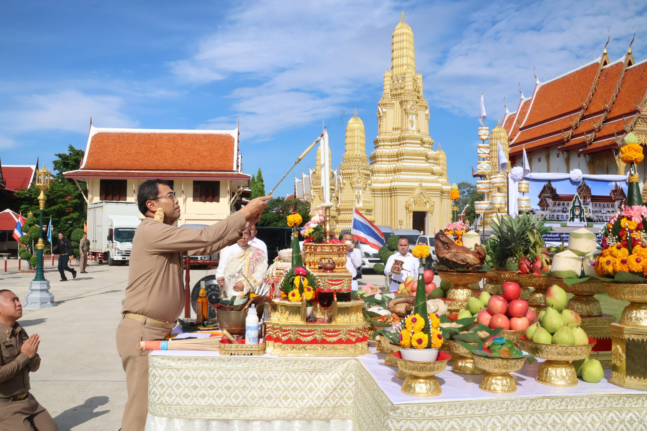 พช.นนทบุรี ร่วมพิธีบวงสรวงเพื่อก่อสร้างซุ้มถวายดอกไม้จันทน์ขนาดกลาง
