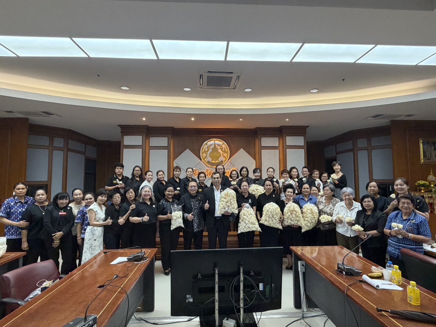 พช.นนทบุรี จัดกิจกรรมประดิษฐ์ดอกไม้จันทน์ 