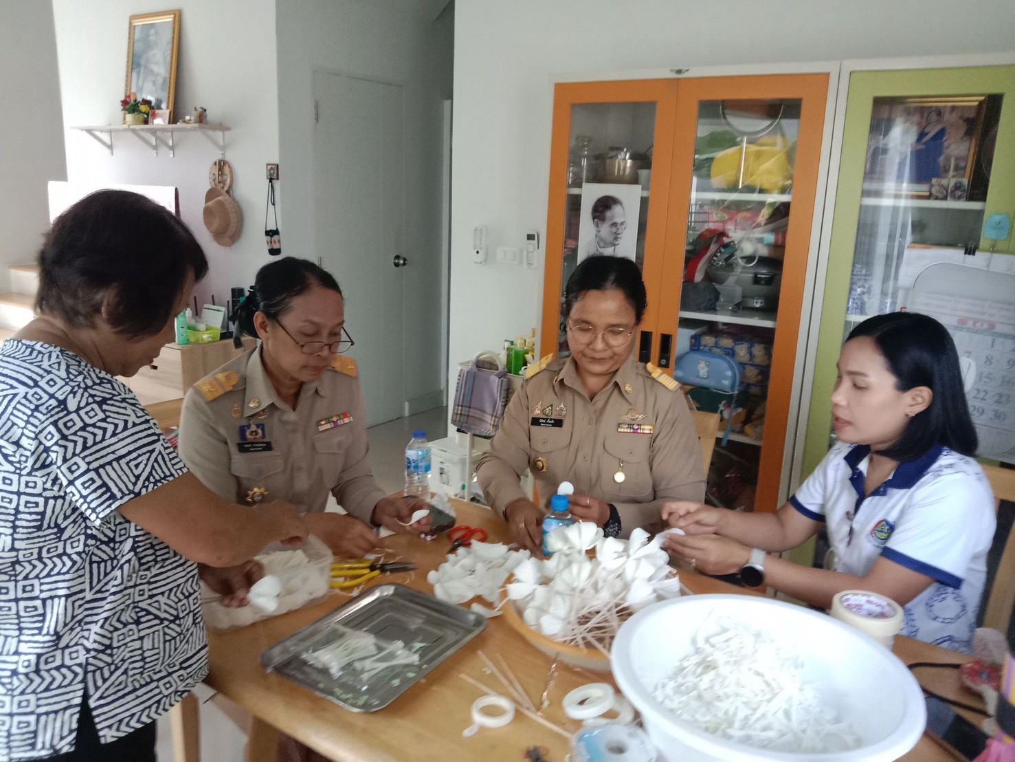 พช.นนทบุรี ร่วมจัดทำช่อดอกไม้จันทน์ตัวแทนของจังหวัดและอำเภอ เนื่องในพระราชพิธีถวายพระเพลิงพระบรมศพสมเด็จพระนางเจ้าสิริกิติ์ พระบรมราชินีนาถ พระบรมราชชนนีพันปีหลวง