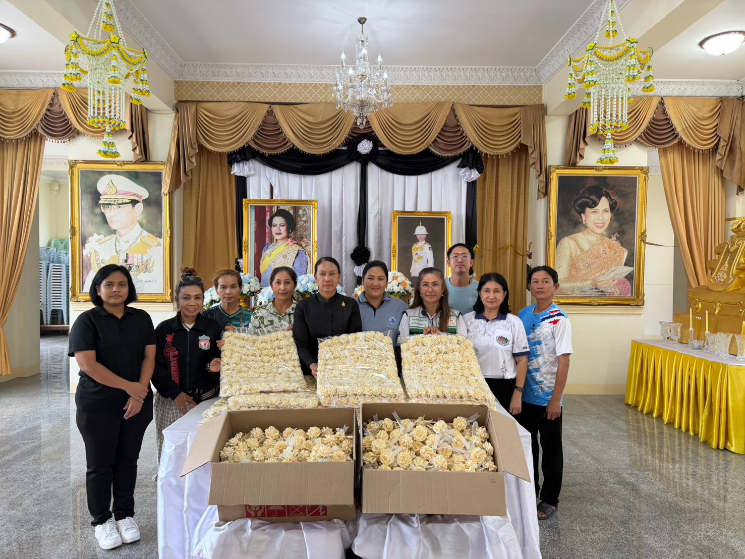 สำนักงานพัฒนาชุมชนจังหวัดนนทบุรี รับมอบดอกไม้จันทน์สำหรับพระราชพิธีพระเพลิงพระบรมศพ สมเด็จพระนางเจ้าสิริกิติ์ พระบรมราชินีนาถ พระบรมราชชนนีพันปี ระดับจังหวัด ครั้งที่ 1 จำนวน 30,833 ดอก