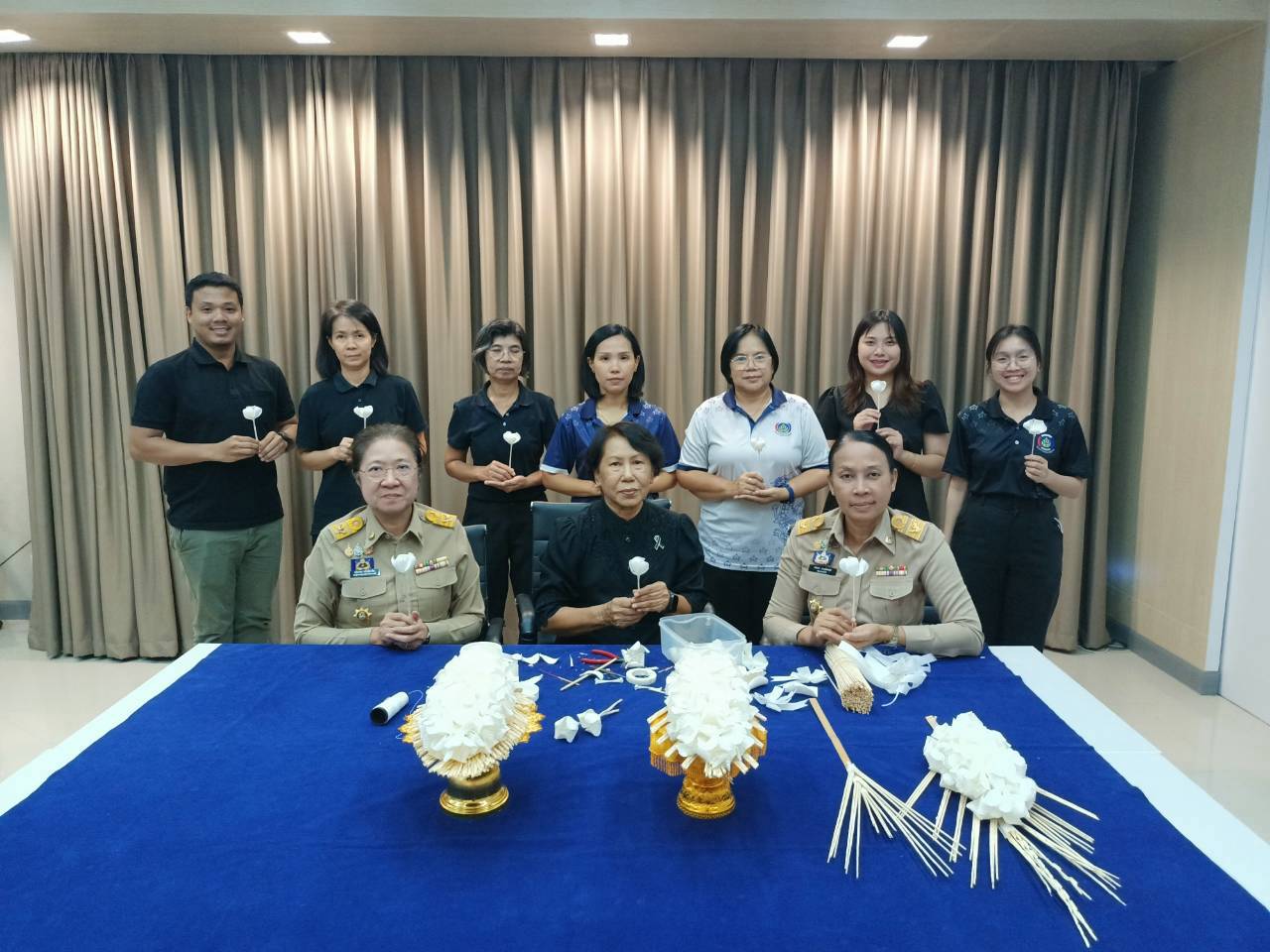 พช.นนทบุรี รองผู้ว่าฯ เยี่ยมชมและให้กำลังใจการถ่ายทำวิดีทัศน์สอนประดิษฐ์ดอกไม้จันทน์ “ดอกนนทรี” ตัวแทนจังหวัดนนทบุรี