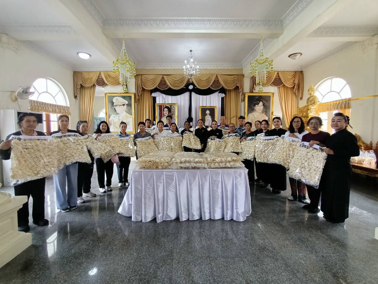 สำนักงานพัฒนาชุมชนจังหวัดนนทบุรี รับมอบดอกไม้จันทน์สำหรับพระราชพิธีพระเพลิงพระบรมศพ สมเด็จพระนางเจ้าสิริกิติ์ พระบรมราชินีนาถ พระบรมราชชนนีพันปี ระดับจังหวัด ครั้งที่ 2 จำนวน 45,830 ดอก